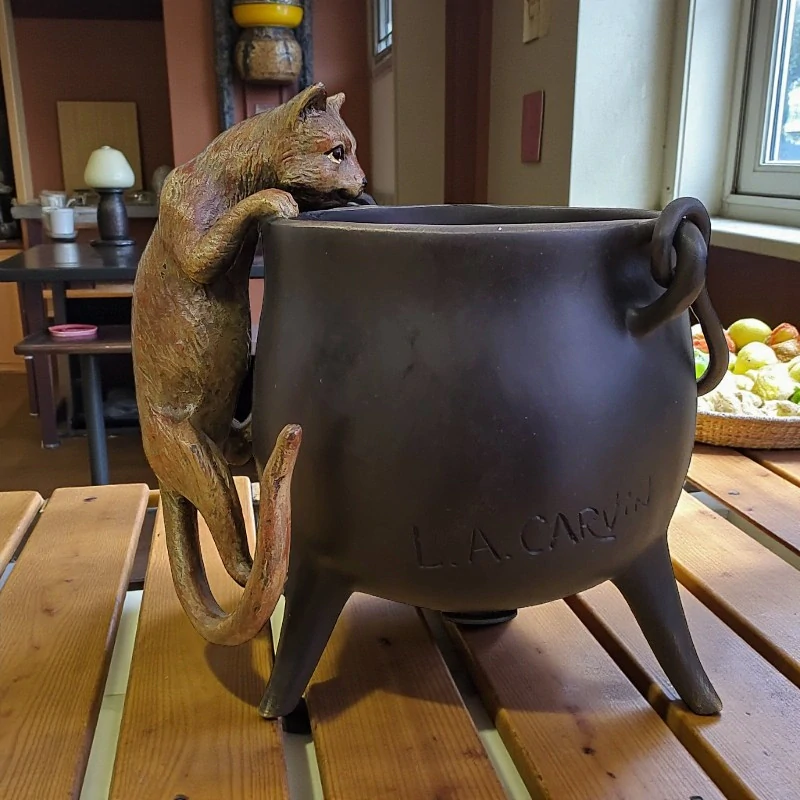 Bronzová kočka na kotlíku – soška ve stylu vídeňského bronzu, podepsaná L.A. Carvin
