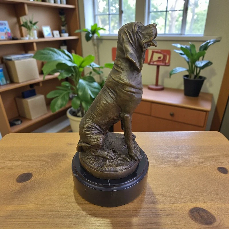 Bronzová socha loveckého psa Bloodhound – Auguste Nicolas Cain, bronz na mramoru