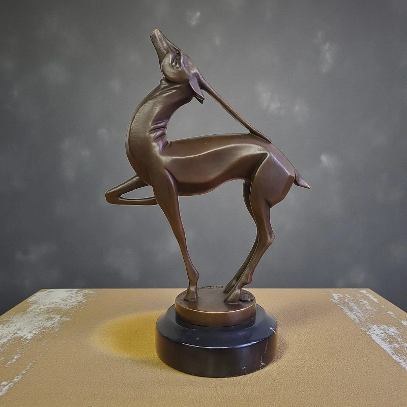 Art deco bronzová socha antilopy na mramorovém podstavci. Signovaná a číslovaná, inspirovaná dílem M. A. Bouraina.
