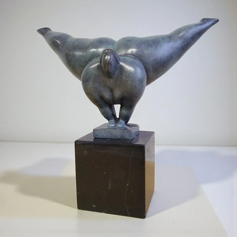 Moderní bronzová socha ženského aktu – signováno Milo, mramorový podstavec