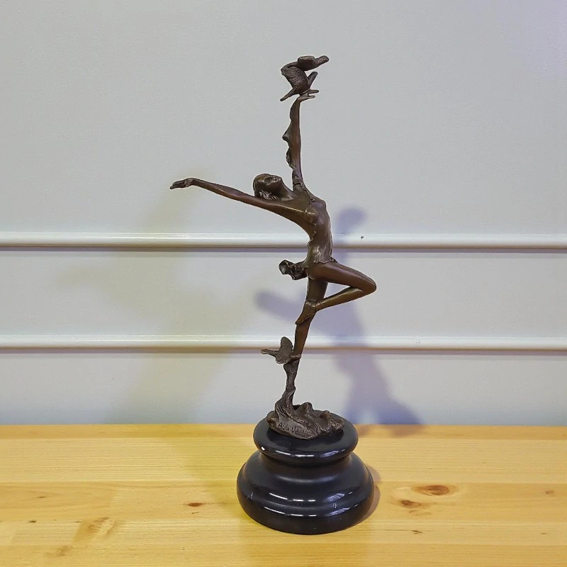 Tančící žena s ptáky – bronzová socha na mramorovém podstavci 
