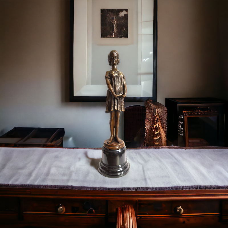 Bedtime Girl – Art Deco bronzová soška dívky od Bruna Zacha, elegantní umělecká dekorace