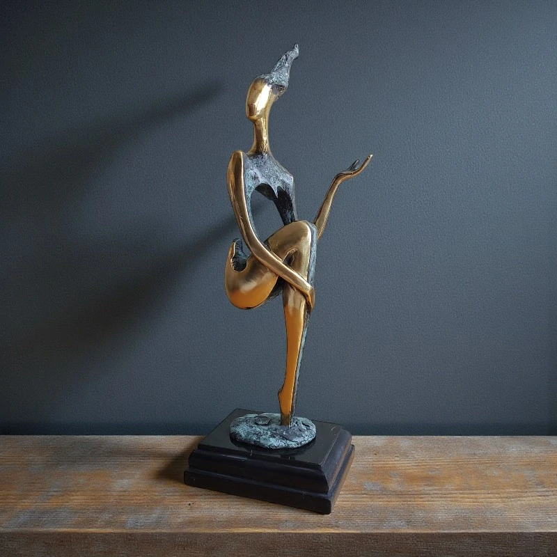 Originální bronzová abstraktní socha – signovaná, mramorový podstavec, 41,5 cm
