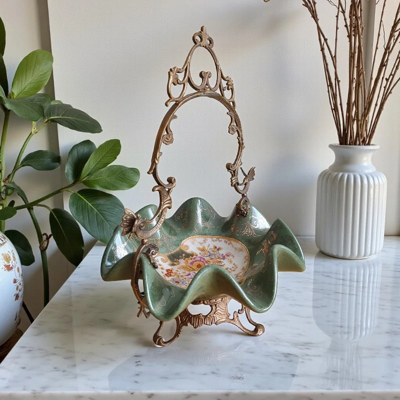 Dekorativní porcelánový košíček s bronzovým držadlem – zelená luxusní interiérová dekorace