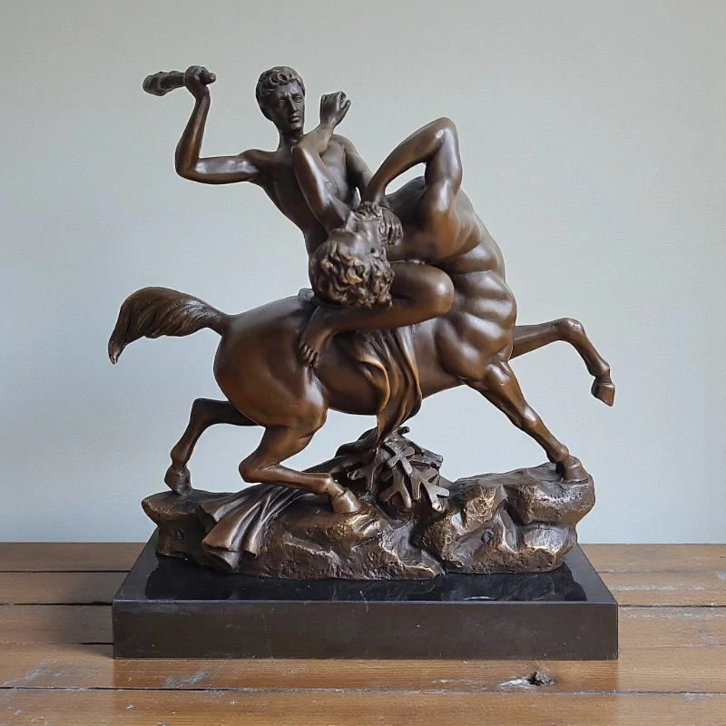 Herkules bojující s kentaurem – bronzová socha Barye na mramoru