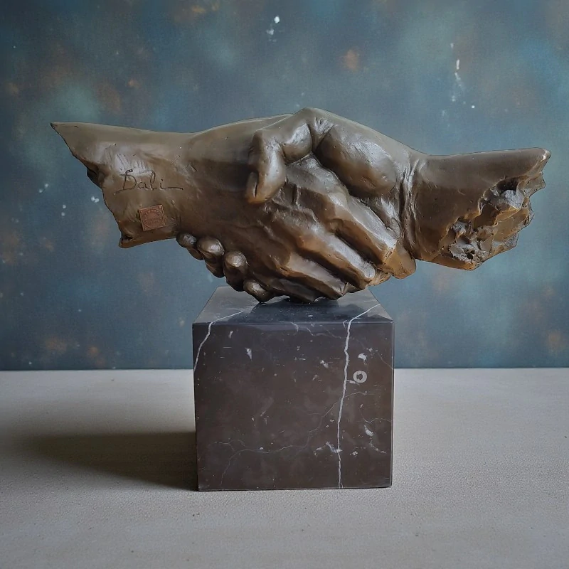 Socha Podání rukou Dali – Signovaná umělecká plastika s bronzovou patinou