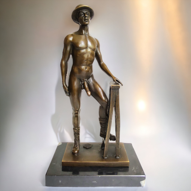 Stavitel – bronzová socha muže při práci, umělecké dílo inspirované lidskou silou a každodenností