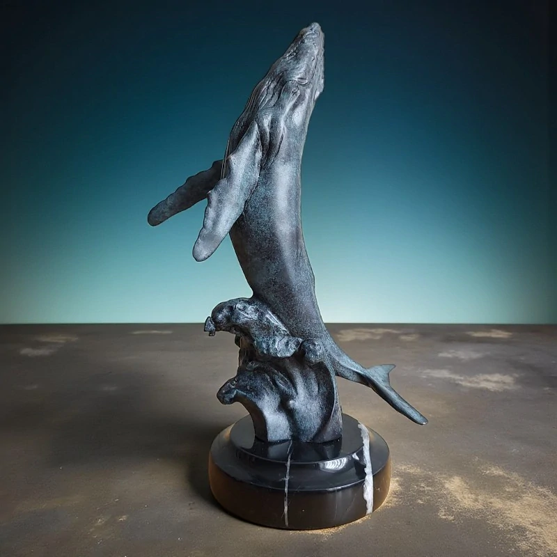 Bronzová socha Keporkak – Signovaná plastika Moore na mramorovém podstavci