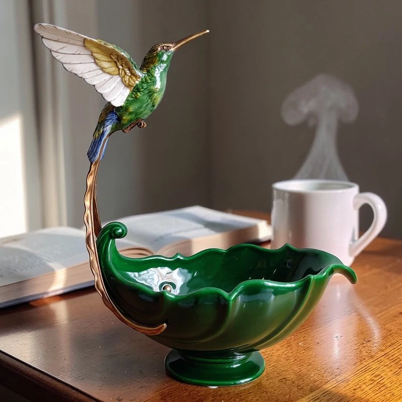 Dekorativní porcelánová mísa s kolibříkem – zelená luxusní mísa s bronzovým detailem