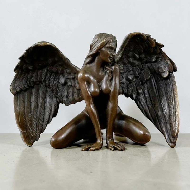Okřídlená nahá dívka - bronzová soška