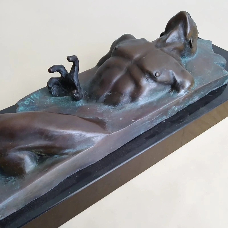 Bronzová socha Uvězněný muž – expresivní umělecká figurální plastika na podstavci