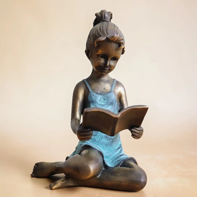 Bronzová soška dívky se knihou – čtenářka, dekorace do interiéru i zahrady, dárek pro milovníky knih