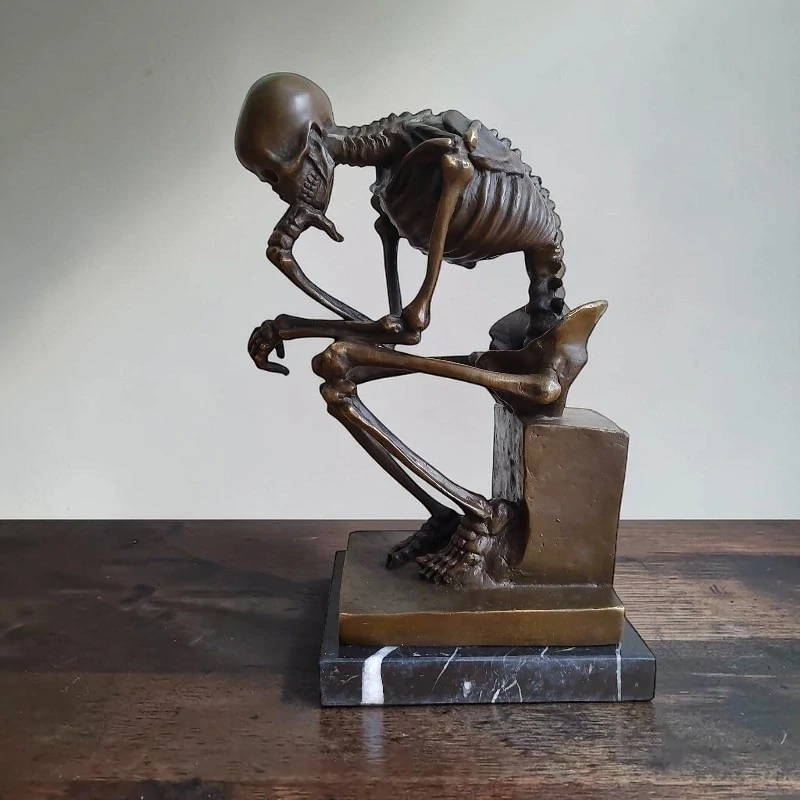Bronzová socha Kostlivec Myslitel Thinker XL, gotická dekorace, memento mori, signovaný a číslovaný