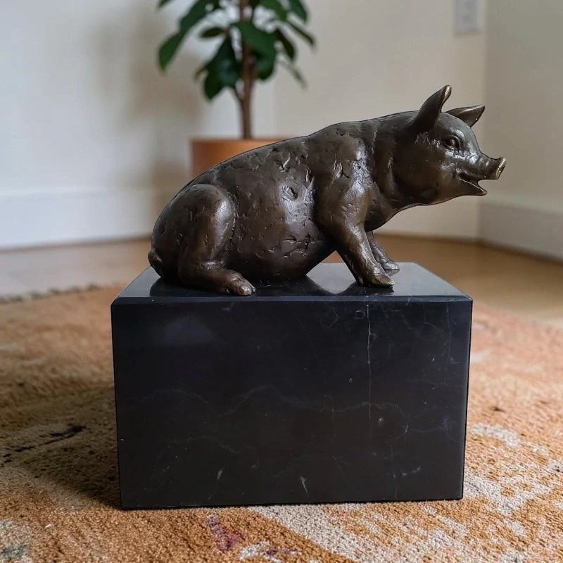 Bronzová socha prasátka na mramoru – signovaný bronz s patinou, slévárenská značka, dekorace, sběratelský dárek