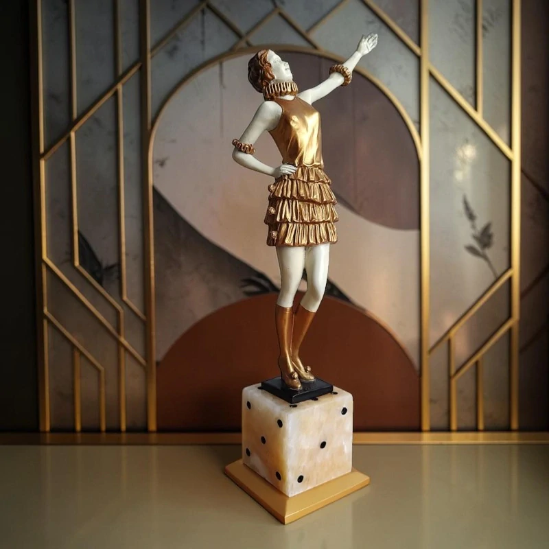 Art Deco socha tanečnice na kostce – elegantní dekorace, vintage styl, výrazná figurka do interiéru