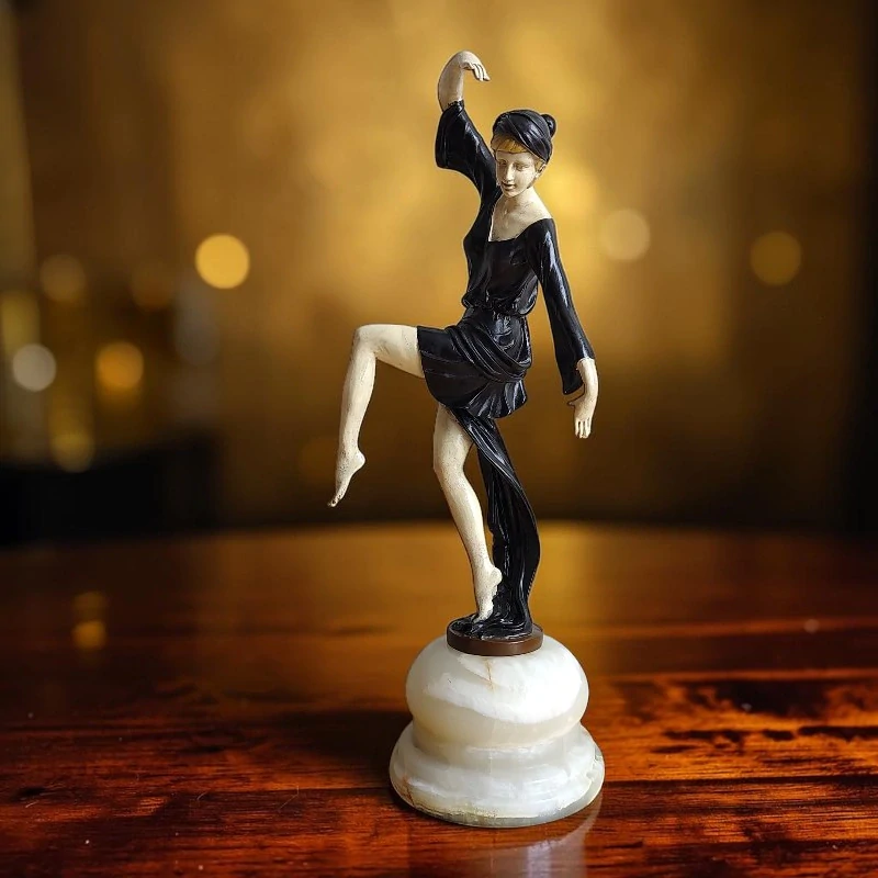 Art Deco socha tanečnice na mramoru – elegantní figurka ženy, vintage styl 20. léta, luxusní dekorace