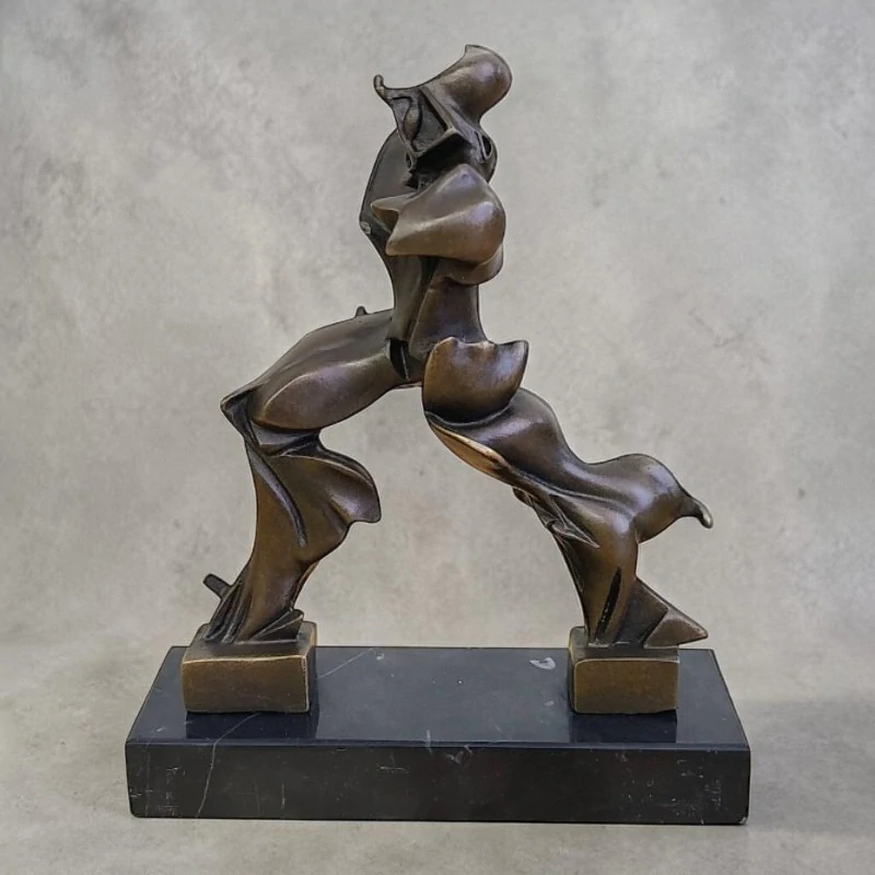 Futuristická bronzová soška – Unique Forms of Continuity in Space – Jedinečné formy kontinuity v prostoru – Umberto Boccioni abstraktní moderní umění