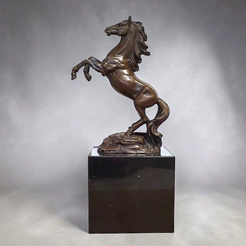 Bronzová socha koně na mramoru – vzpínající se hřebec, elegantní zvířecí figurka, luxusní dekorace, sběratelský dárek