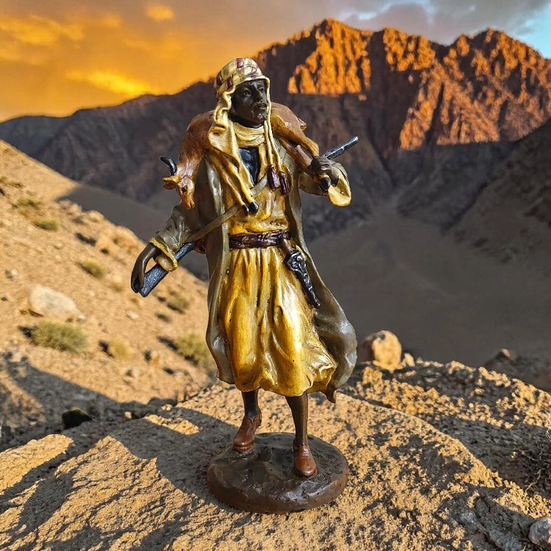 Barevná bronzová figurka v vídeňském stylu – arabský lovec, dekorace ve stylu Vienna bronze