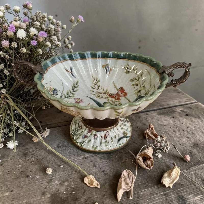 Porcelánová mísa s bronzovým podstavcem – elegantní dekorativní mísa s květinovým a ptačím motivem, luxusní středový prvek