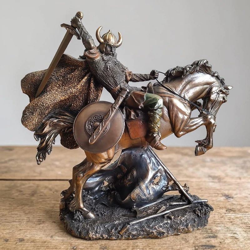 Socha vikingského válečníka na koni – dekorativní figurka, severská mytologie, historická dekorace Veronese WU71104A4