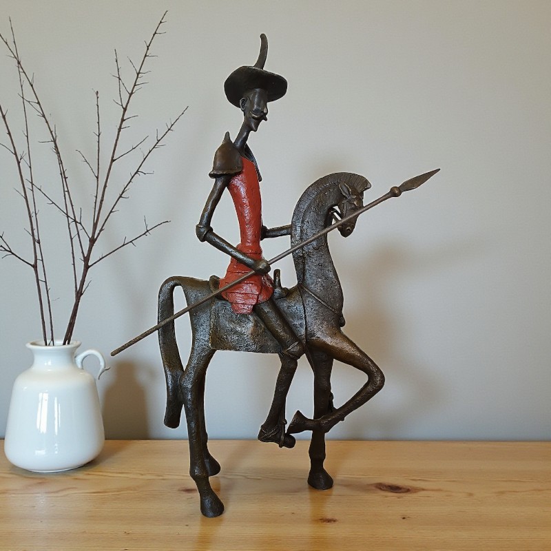 Don Quijote na koni – bronzová socha rytíře ve stylu Salvadora Dalího