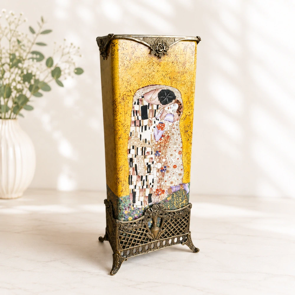 Porcelánová váza Gustav Klimt „Polibek“ – luxusní dekorace v bronzovém rámu