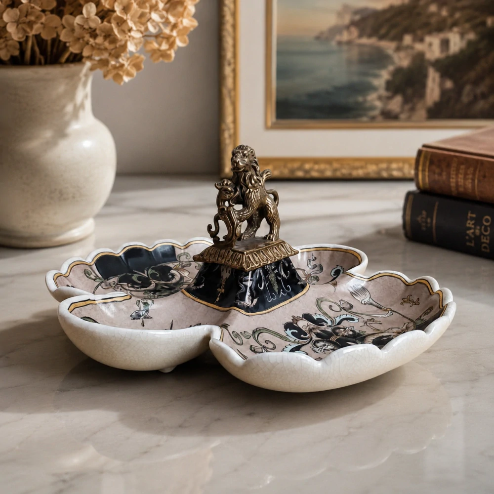Porcelánová miska s bronzovým lvem – dekorativní servírovací mísa ve stylu Art Nouveau