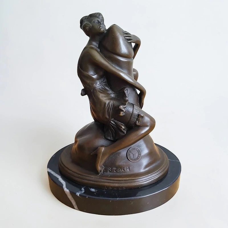 Bronzová socha ženy objímající falus