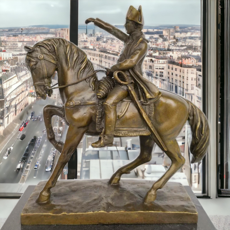 Napoleon Bonaparte na koni – bronzová socha