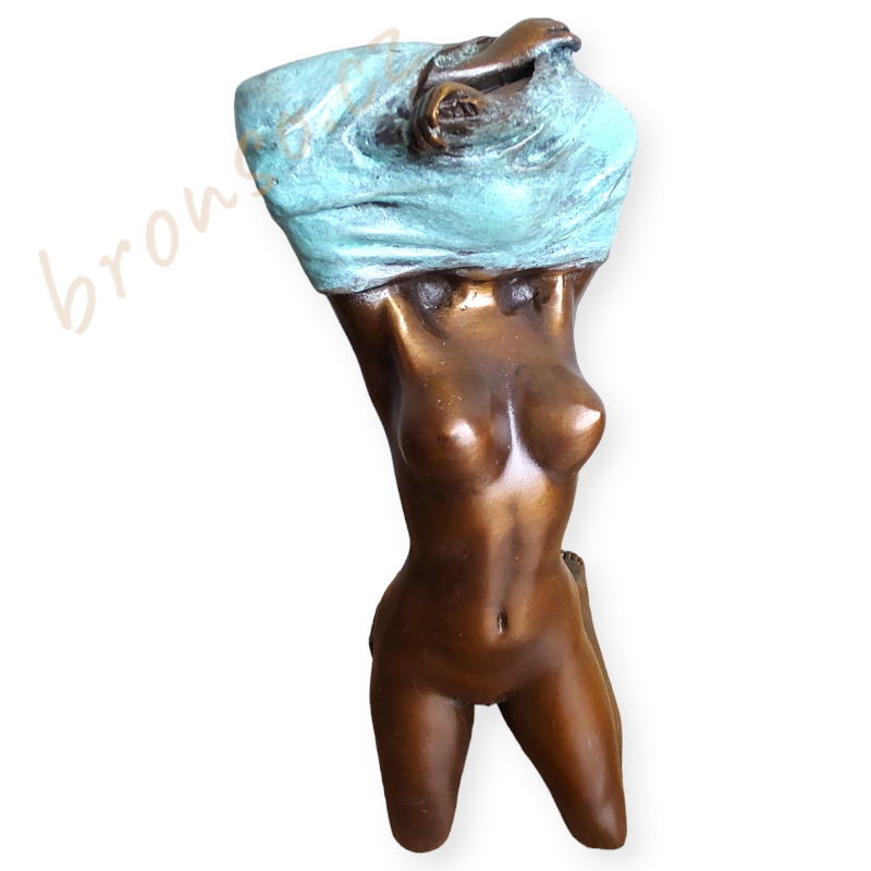 Akt ženy – bronzová soška, elegantní umělecká dekorace inspirovaná ženskou krásou