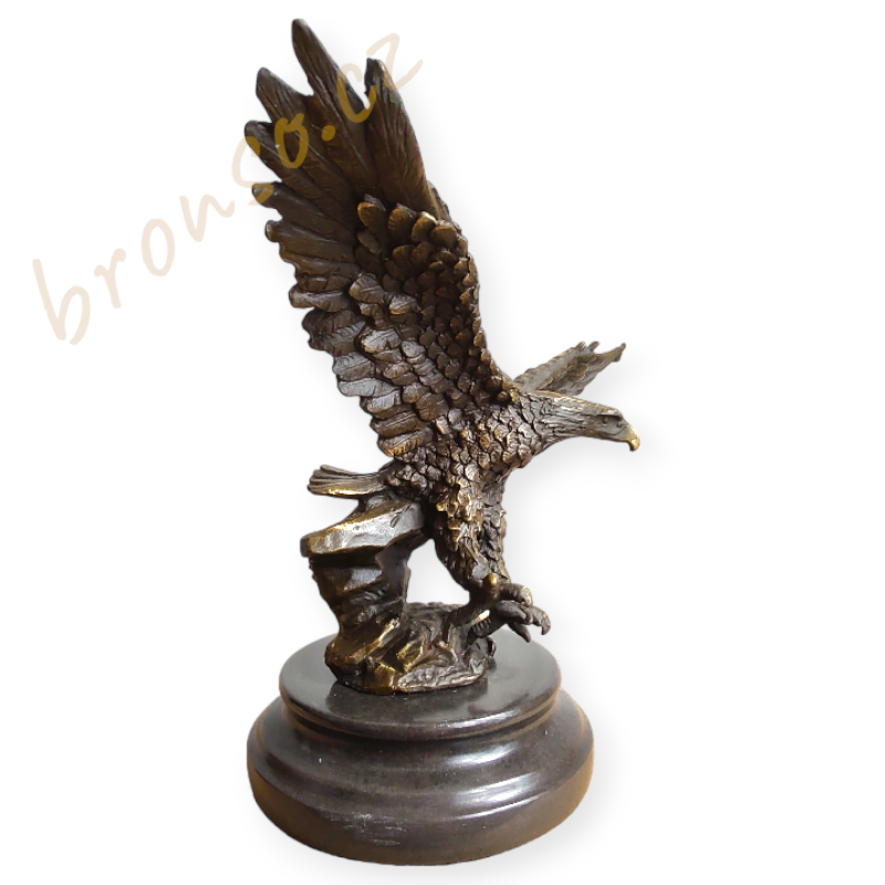 Orel v letu na mramoru – bronzová soška, majestátní zvířecí umělecká dekorace