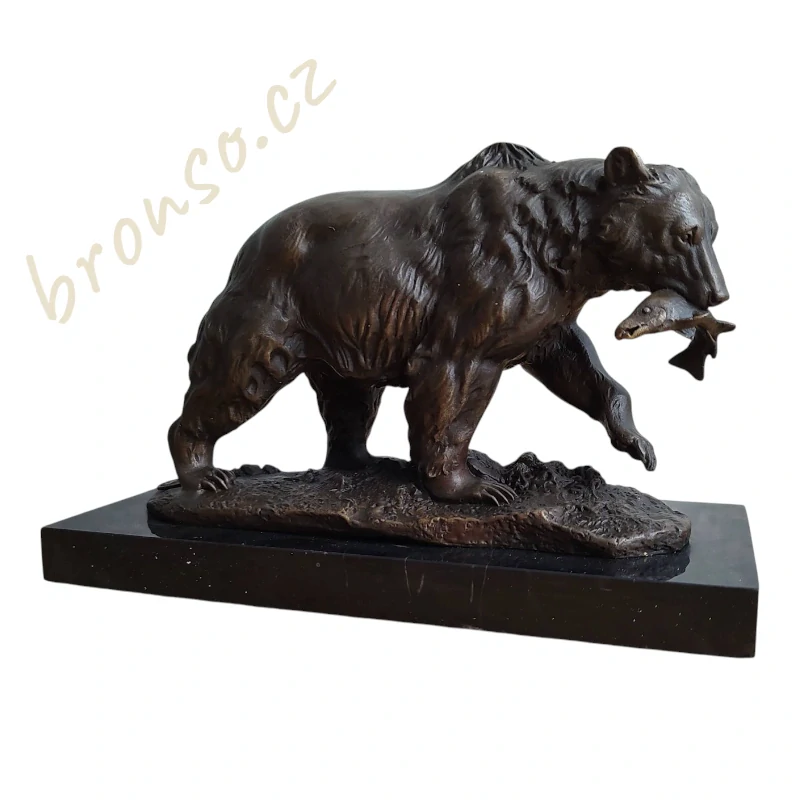 Medvěd s rybou – bronzová socha, zvířecí umělecká dekorace