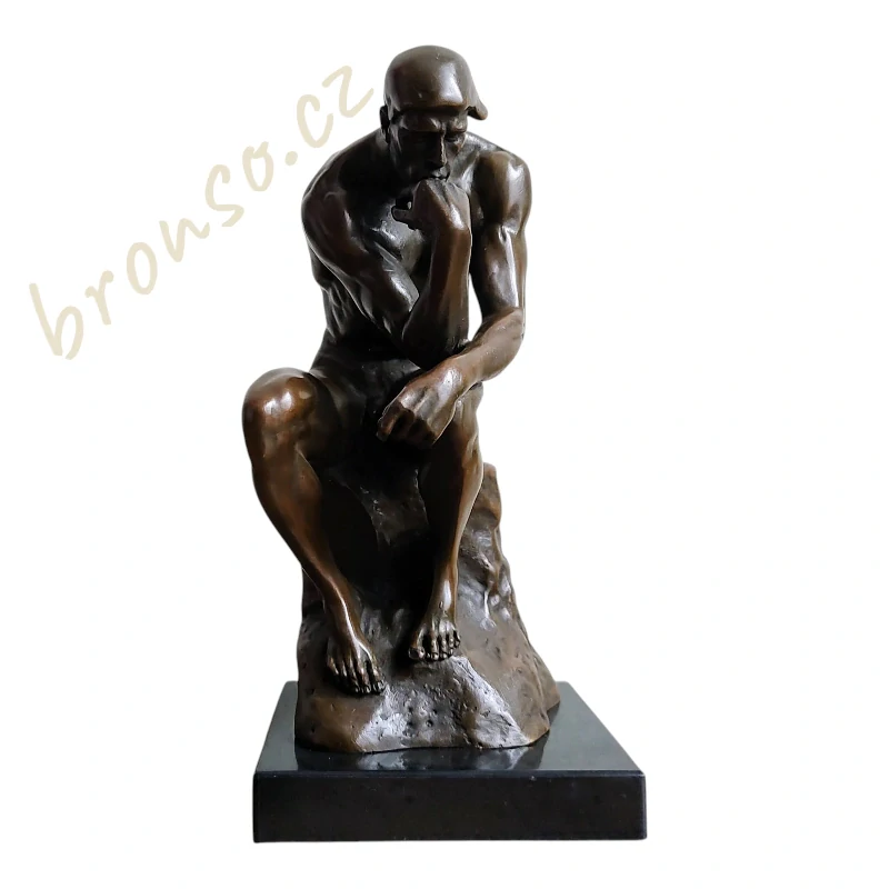 Bronzová socha „Myslitel“ podle A. Rodina na mramorovém podstavci (Le Penseur)