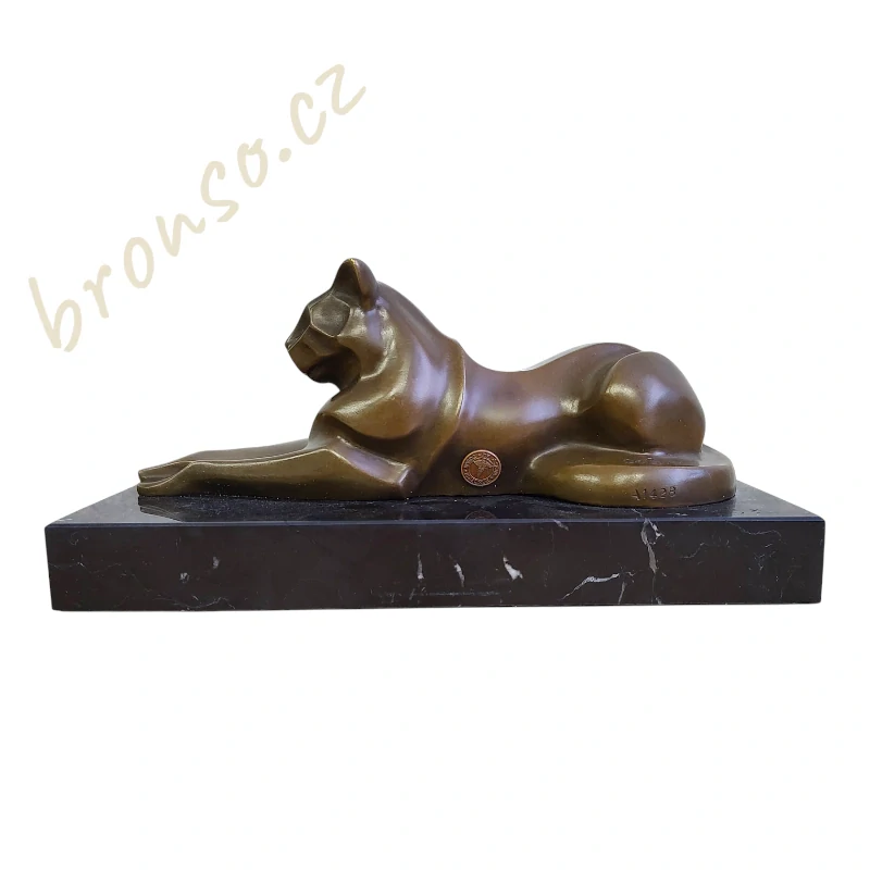 Bronzová socha ležící kočky – kubistický styl podle Michel Decoux | Signovaná, číslovaná, na mramoru