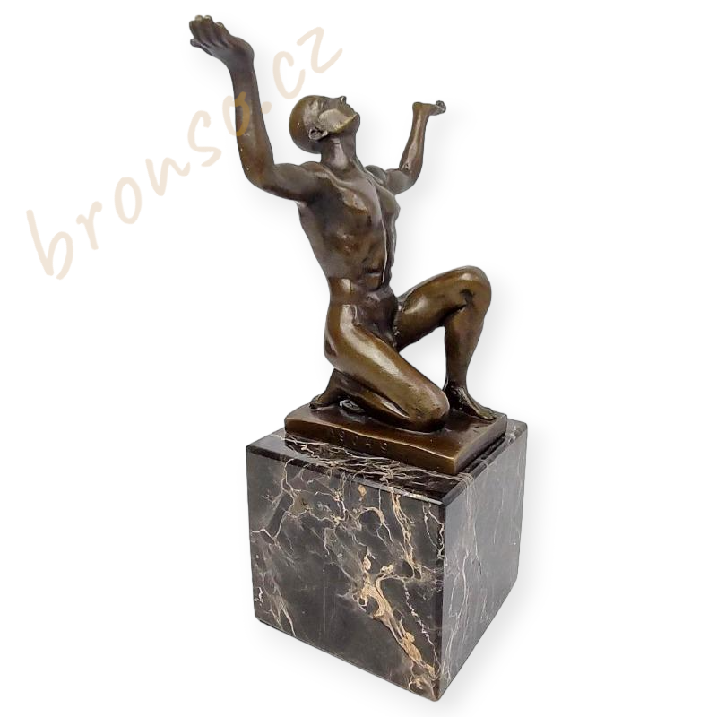 Sportovec - Moderní gymnastika - nahý muž klečící - bronzová soška