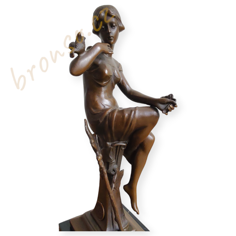 Elegantní socha ženy s ptáky z bronzu