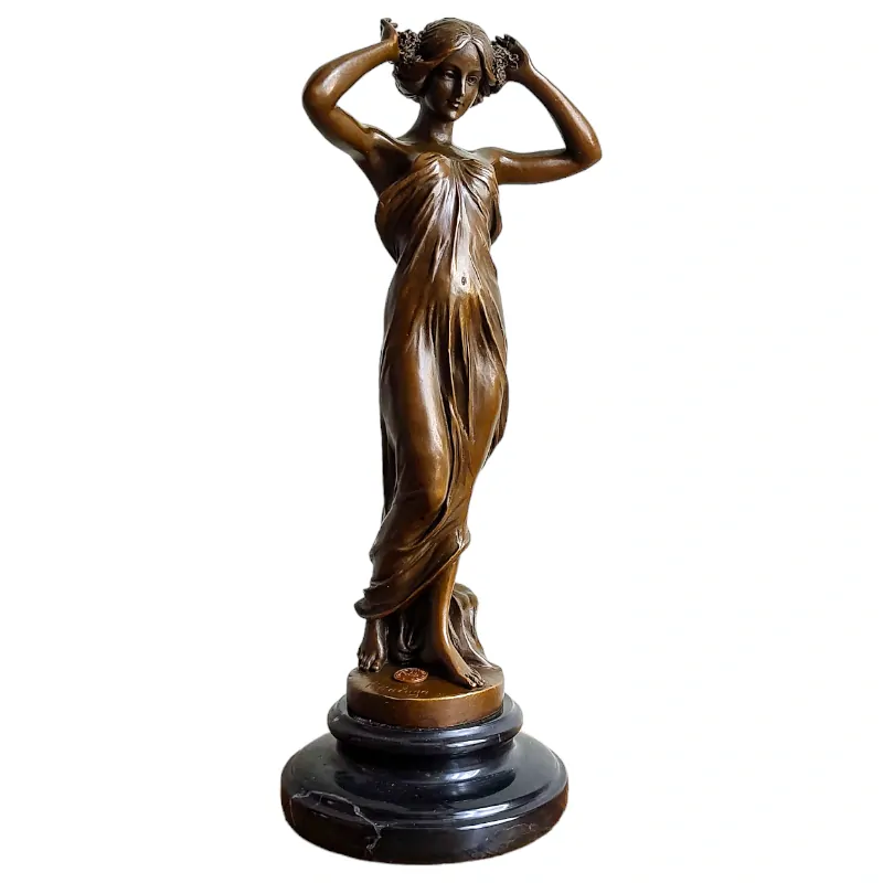 Nymfa s květinami ve vlasech – bronzová socha