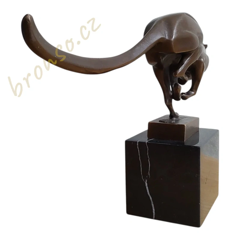 Moderní bronzová socha geparda – běžící gepard na mramorovém podstavci, elegantní zvířecí dekorace