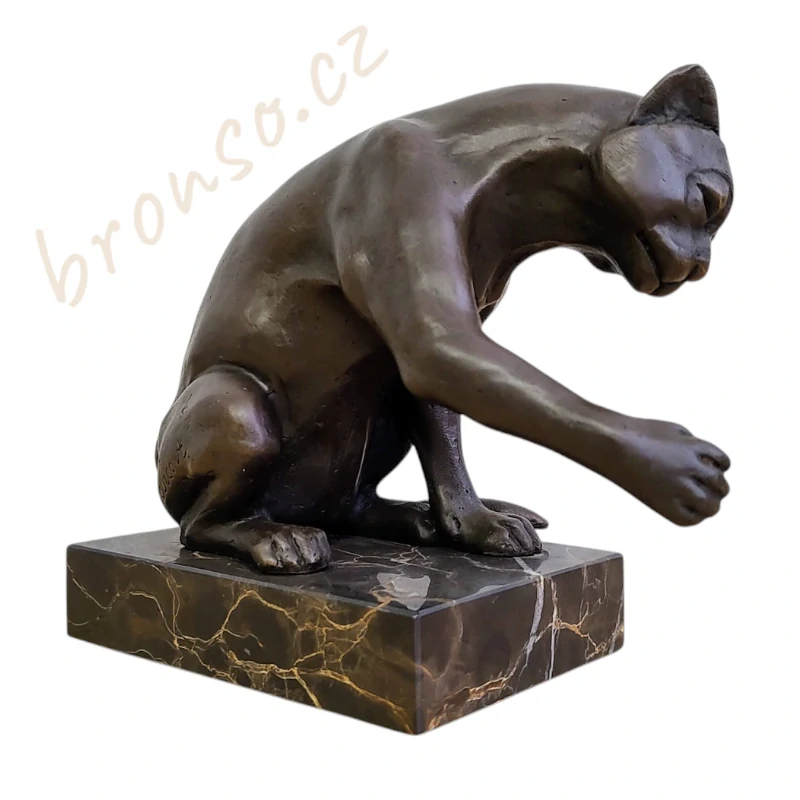 Hrající si kočka – bronzová socha
