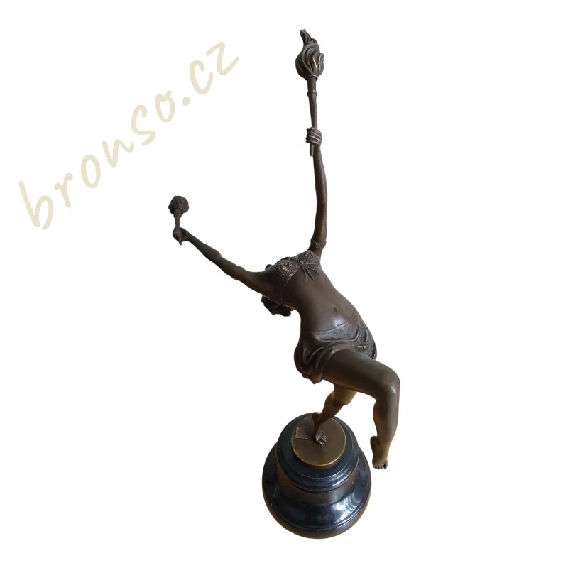 Bronzová socha tanečnice s pochodněmi ve stylu Art Deco – elegantní bronzová figurka na černém podstavci