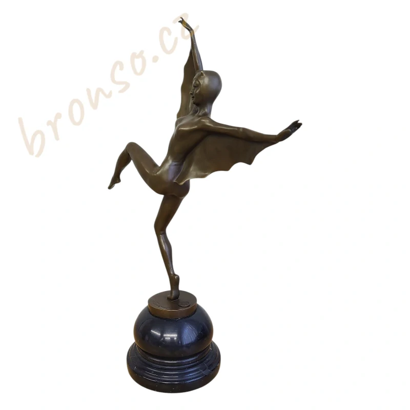 The Bat Girl – bronzová socha