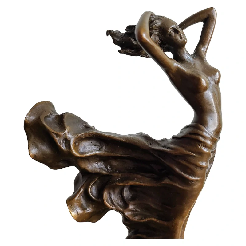 Bronzová socha Dáma s vlajícími šaty – elegantní umělecká figurka z pravého bronzu