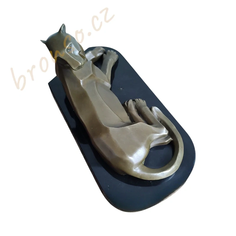 Bronzová socha pantera – elegantní kubistická ležící šelma, umělecká dekorace