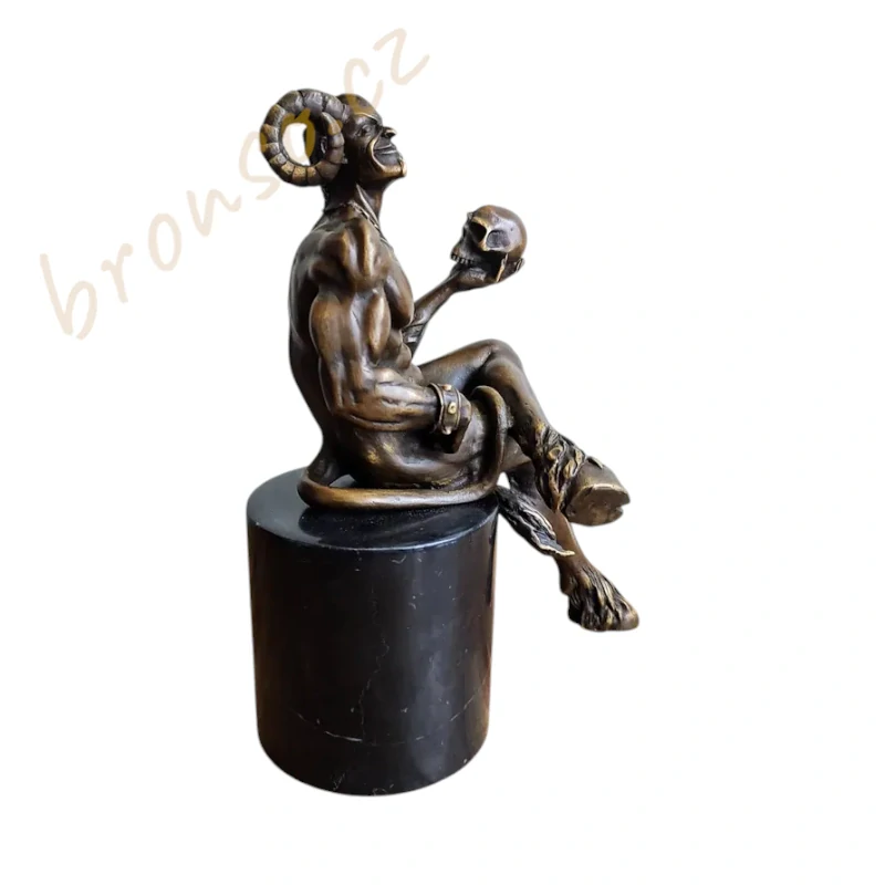Socha satyra držícího kostru – bronzová socha inspirovaná řeckou mytologií