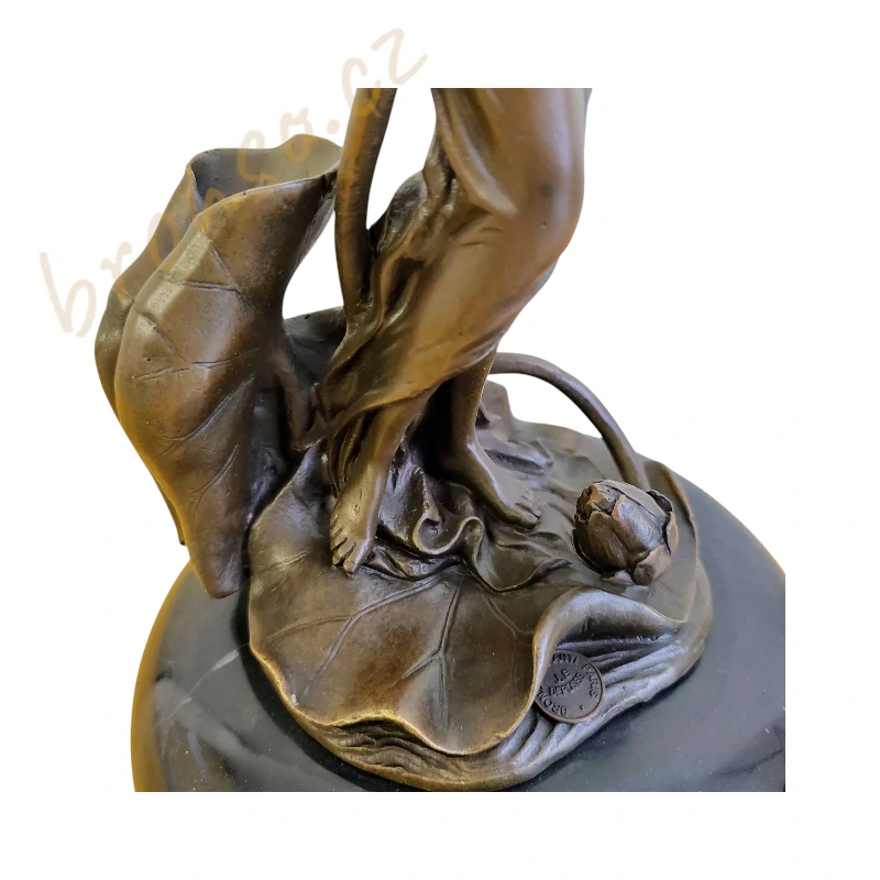 Secesní bronzový svícen – žena s lekníny