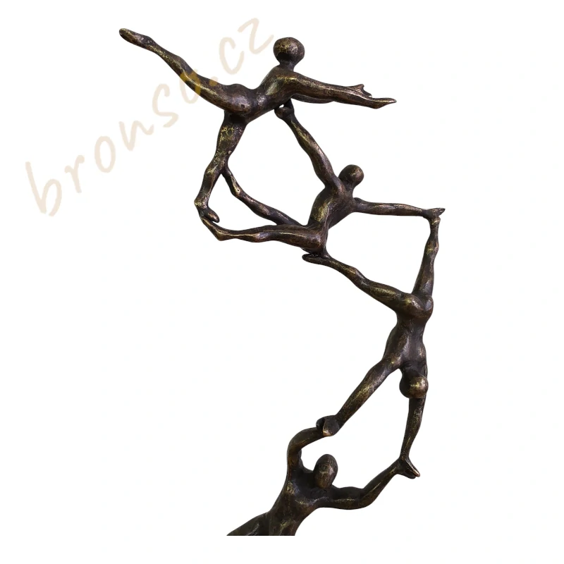 Socha lidské věže – elegantní bronzoví akrobaté ve spirálovitém vzestupu, moderní umělecká dekorace