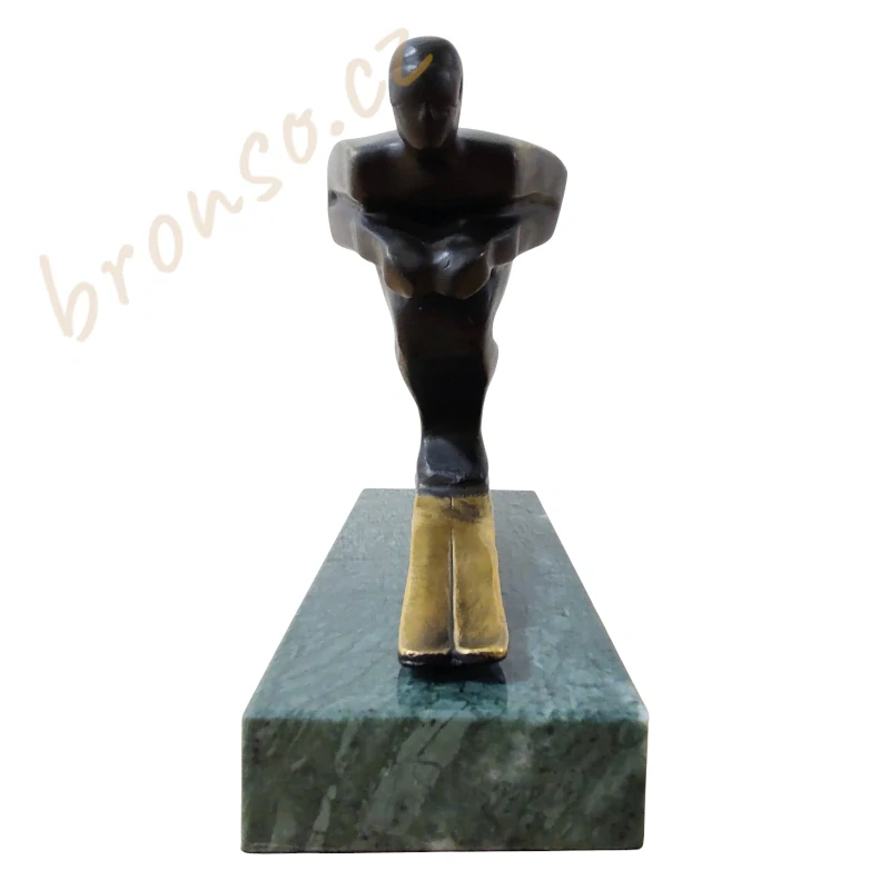 Lyžař – bronzová socha rychlostního závodníka, dynamická ručně vyrobená sportovní dekorace