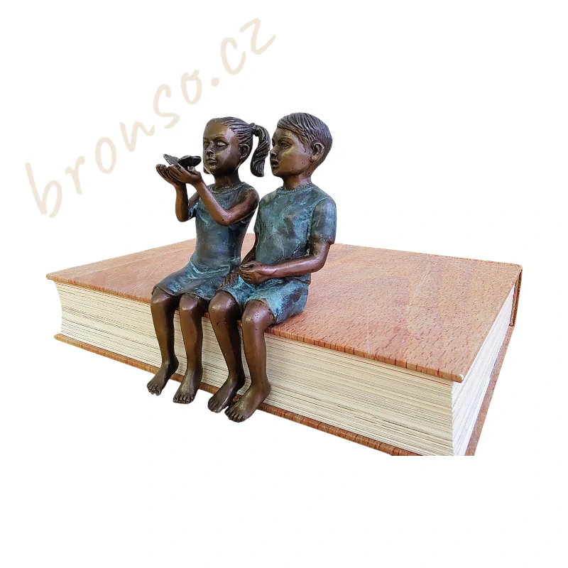 Bronzová soška dívky a chlapce na okraji – romantická ručně vyrobená dekorace