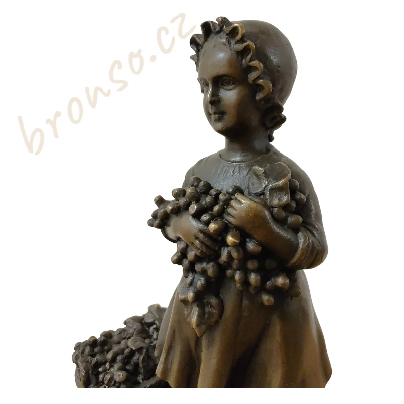 Bronzová soška dívky na mramorovém podstavci – signované umělecké dílo, ručně vyrobená dekorace
